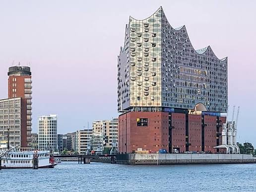 Die Elbphilharmonie in Hamburg, vom Wasser aus gesehen.